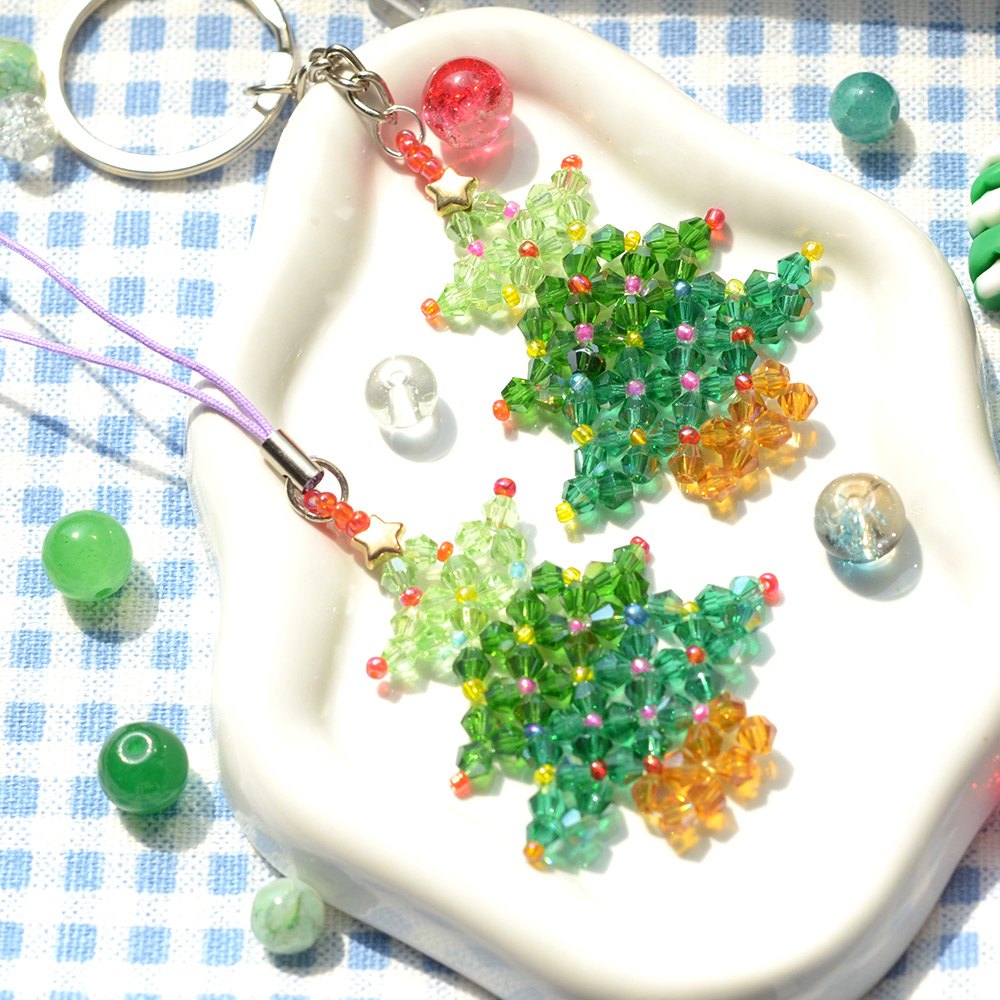 Подвеска из стеклянных бусин в виде рождественской елки-1