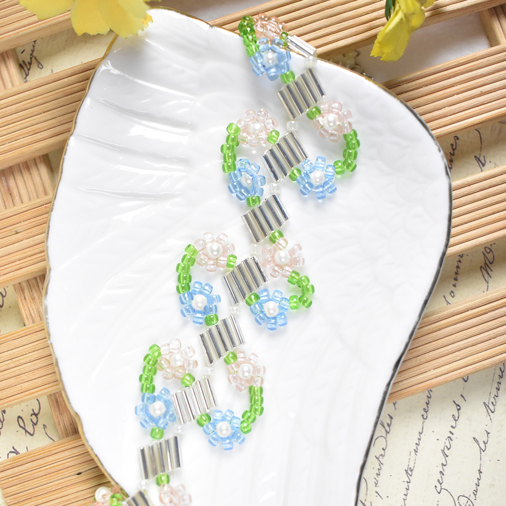 Браслет в весеннем стиле с бисером-6