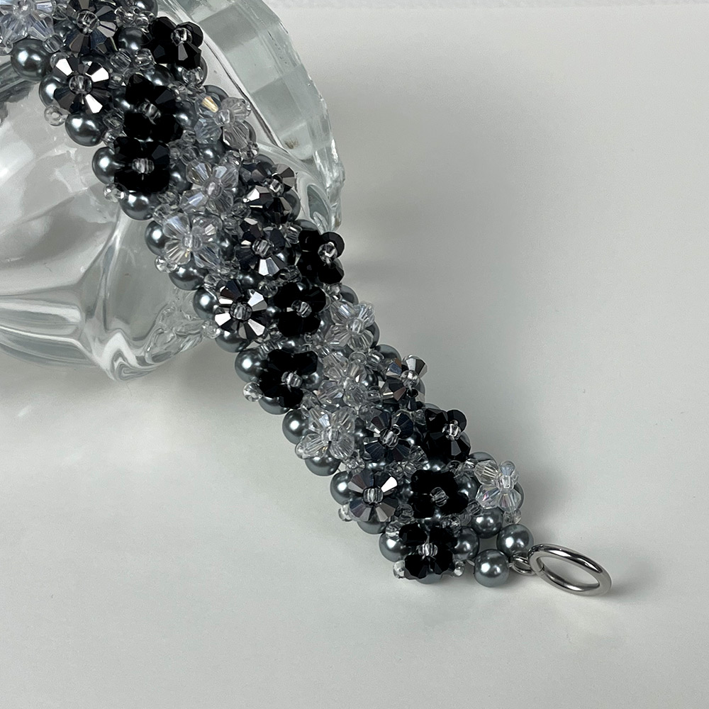 Graues Armband mit Glasperlen und Doppelkegelperlen