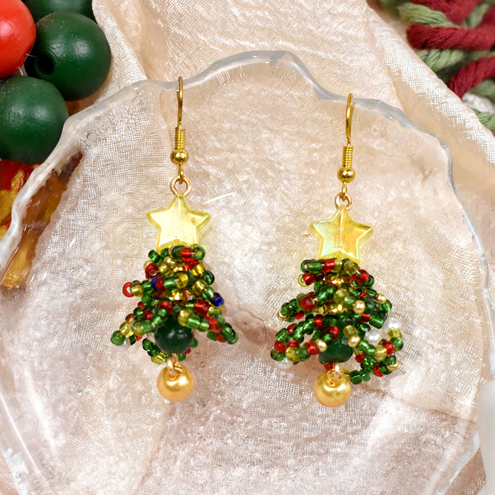 Weihnachtsbaum-Ohrringe aus Saatperlen-Perlen