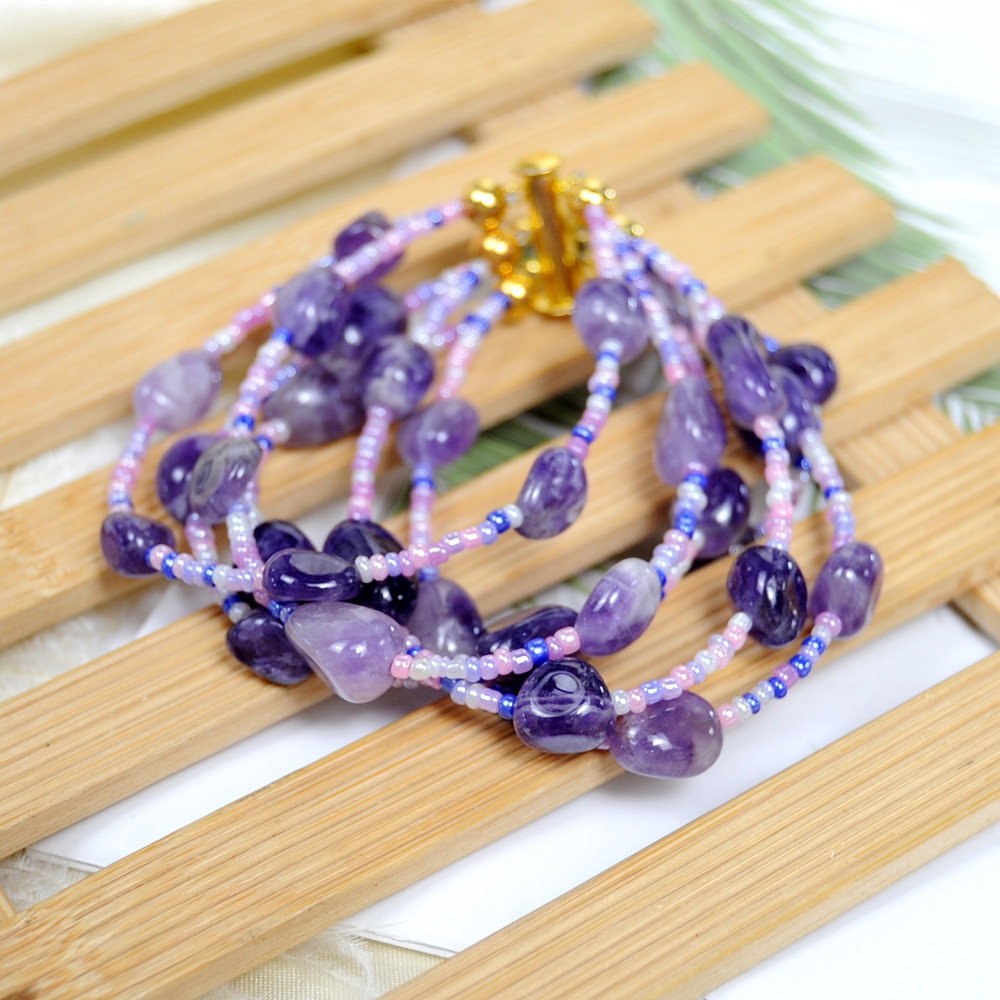 Gestuftes Armband aus natürlichen Amethystperlen