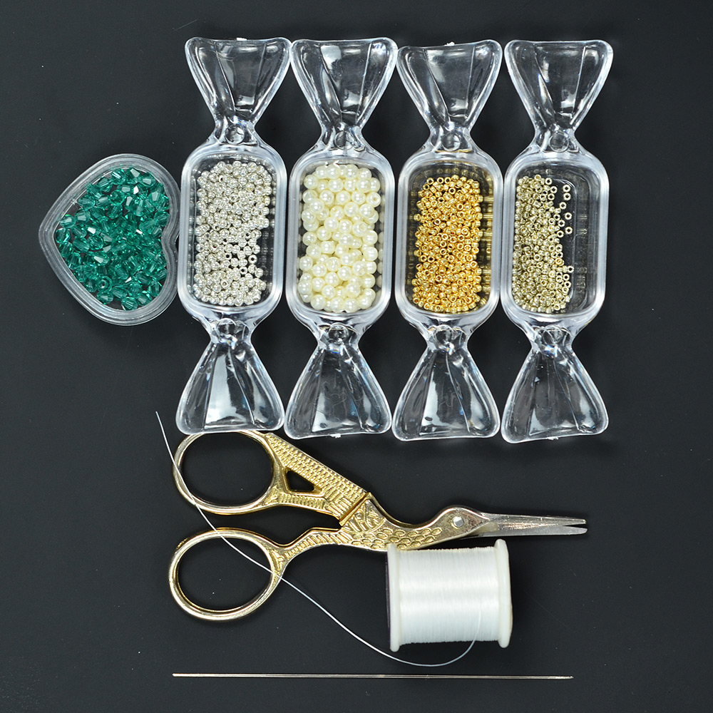 Комплект украшений из стеклянных бусин