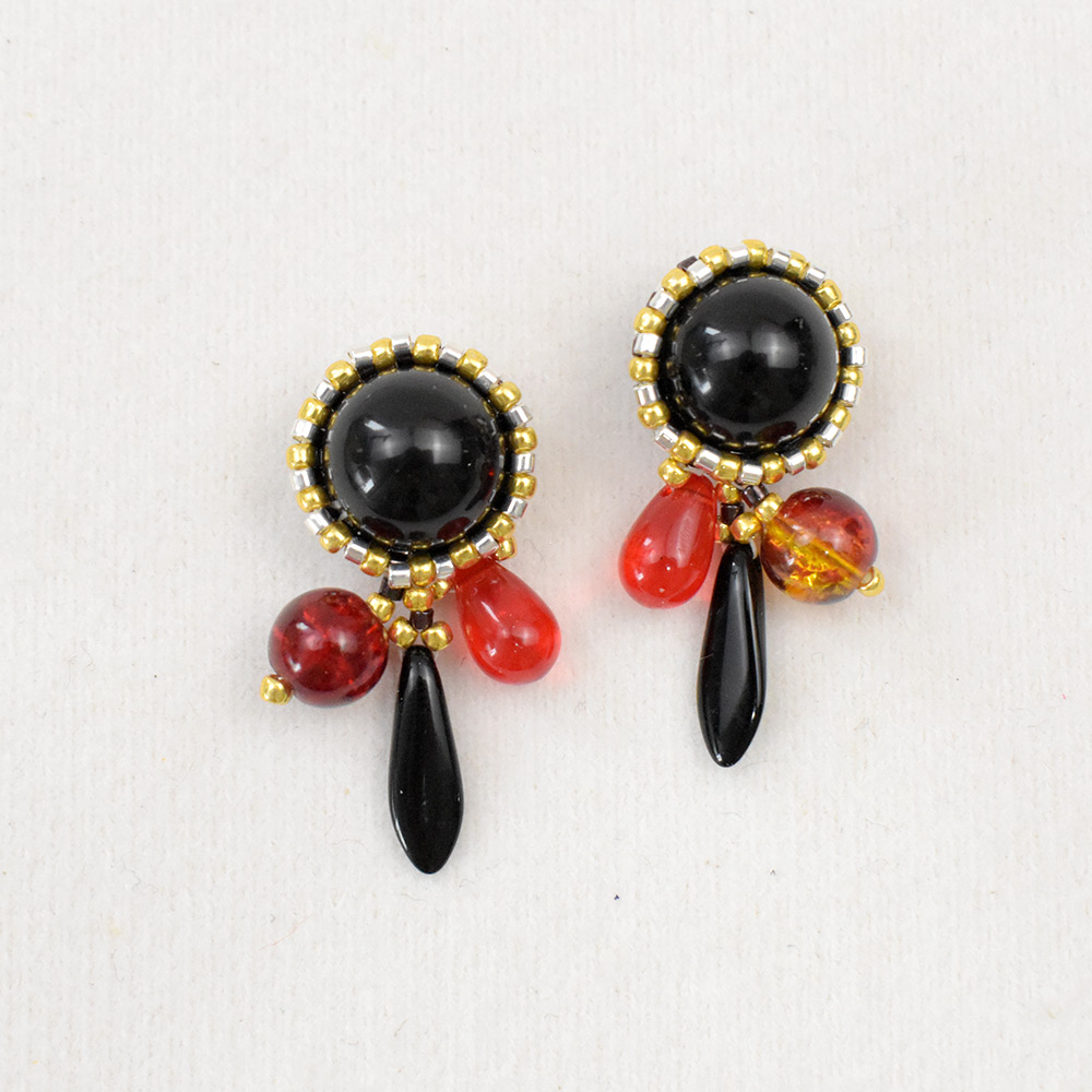 黒い宝石のぶら下がりピアス