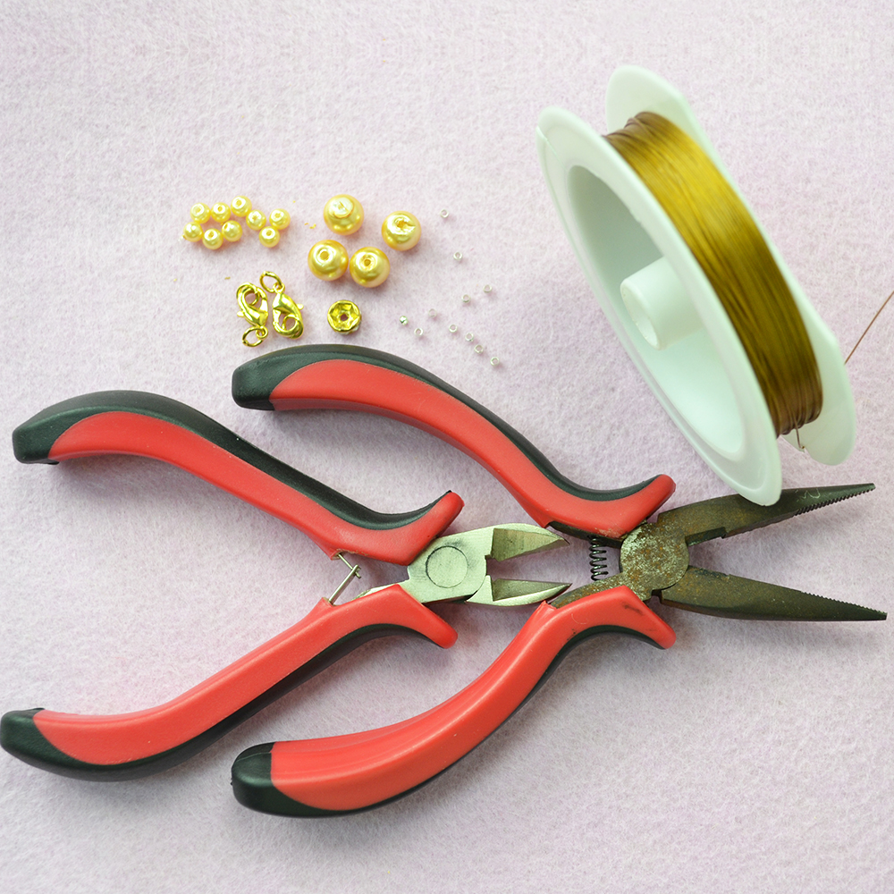 Браслет из желтых жемчужных бусин