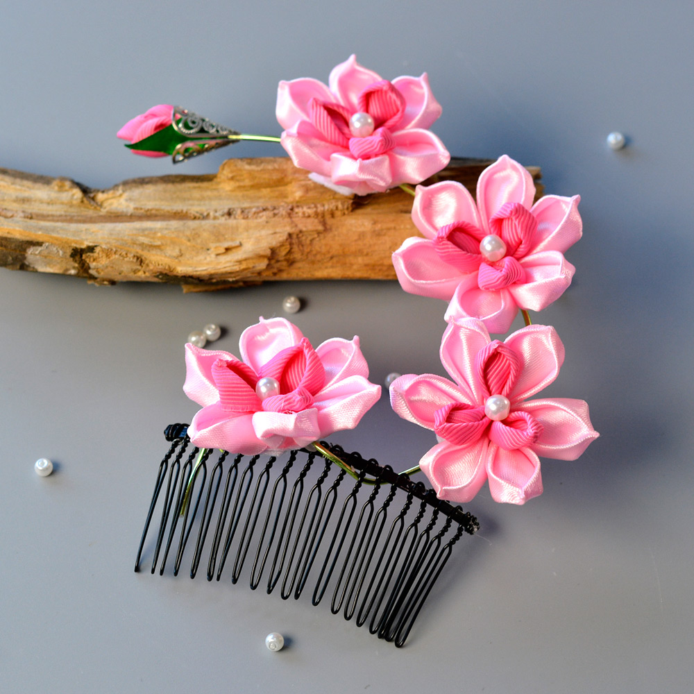 結婚式のためのピンクの花のヘアコーム