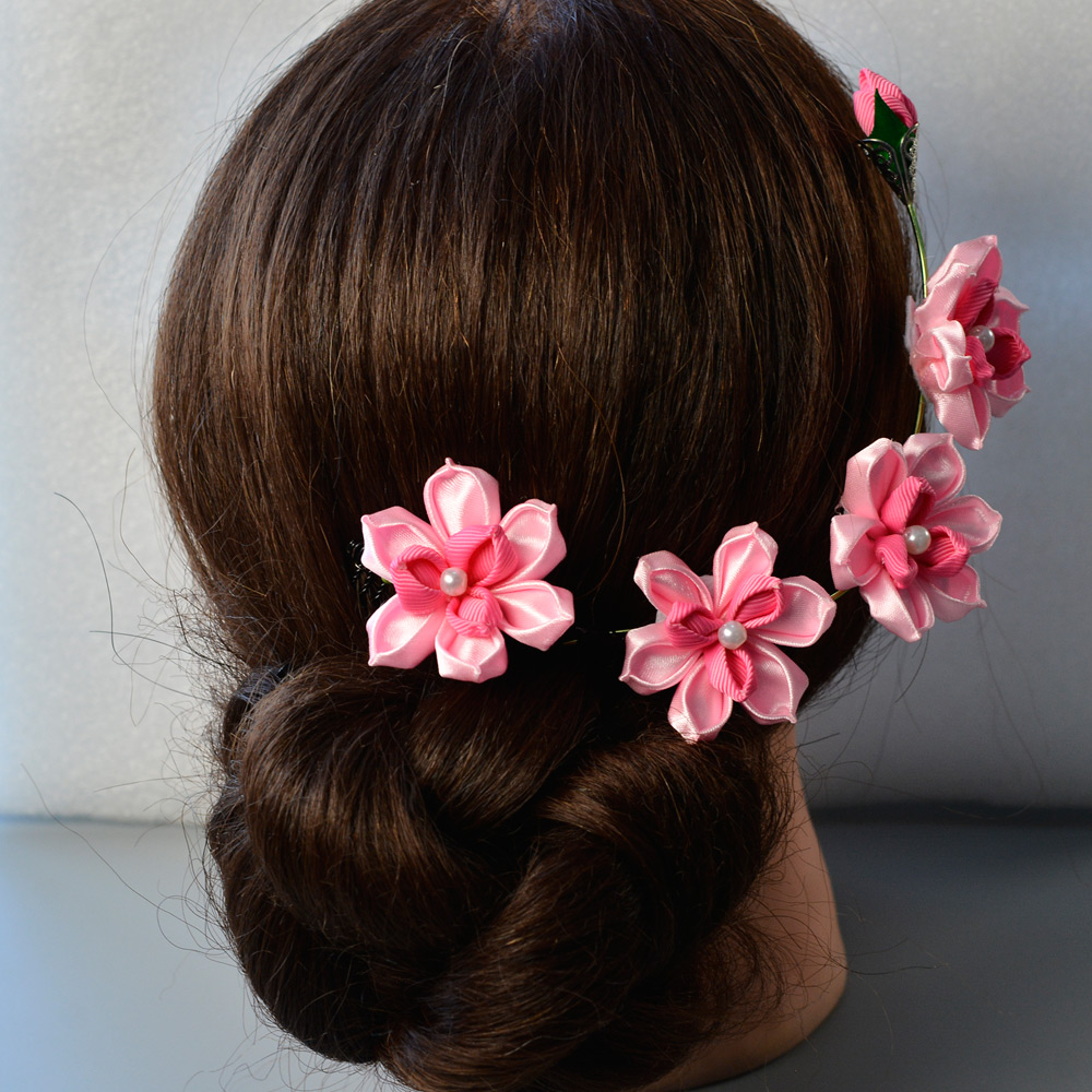 結婚式のためのピンクの花のヘアコーム