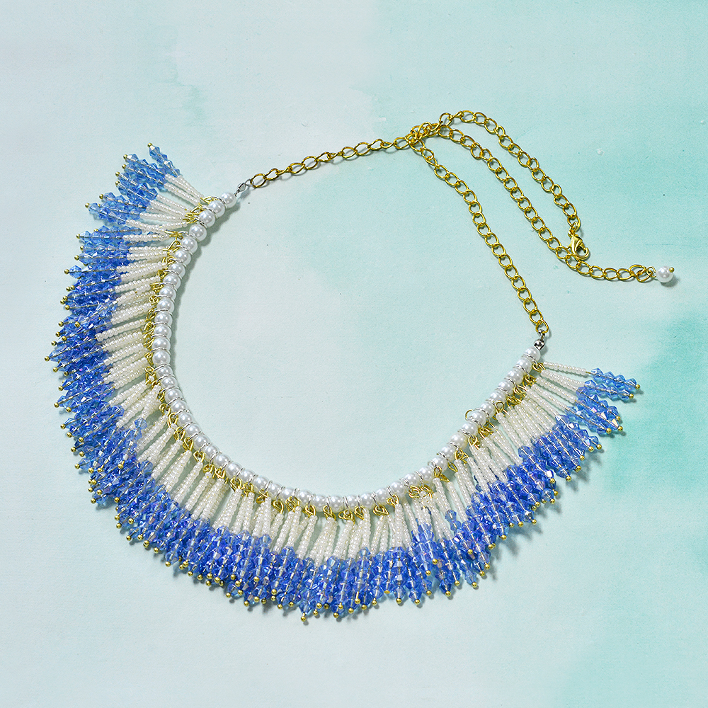 Blaue Quastenkette mit Goldketten und Perlen
