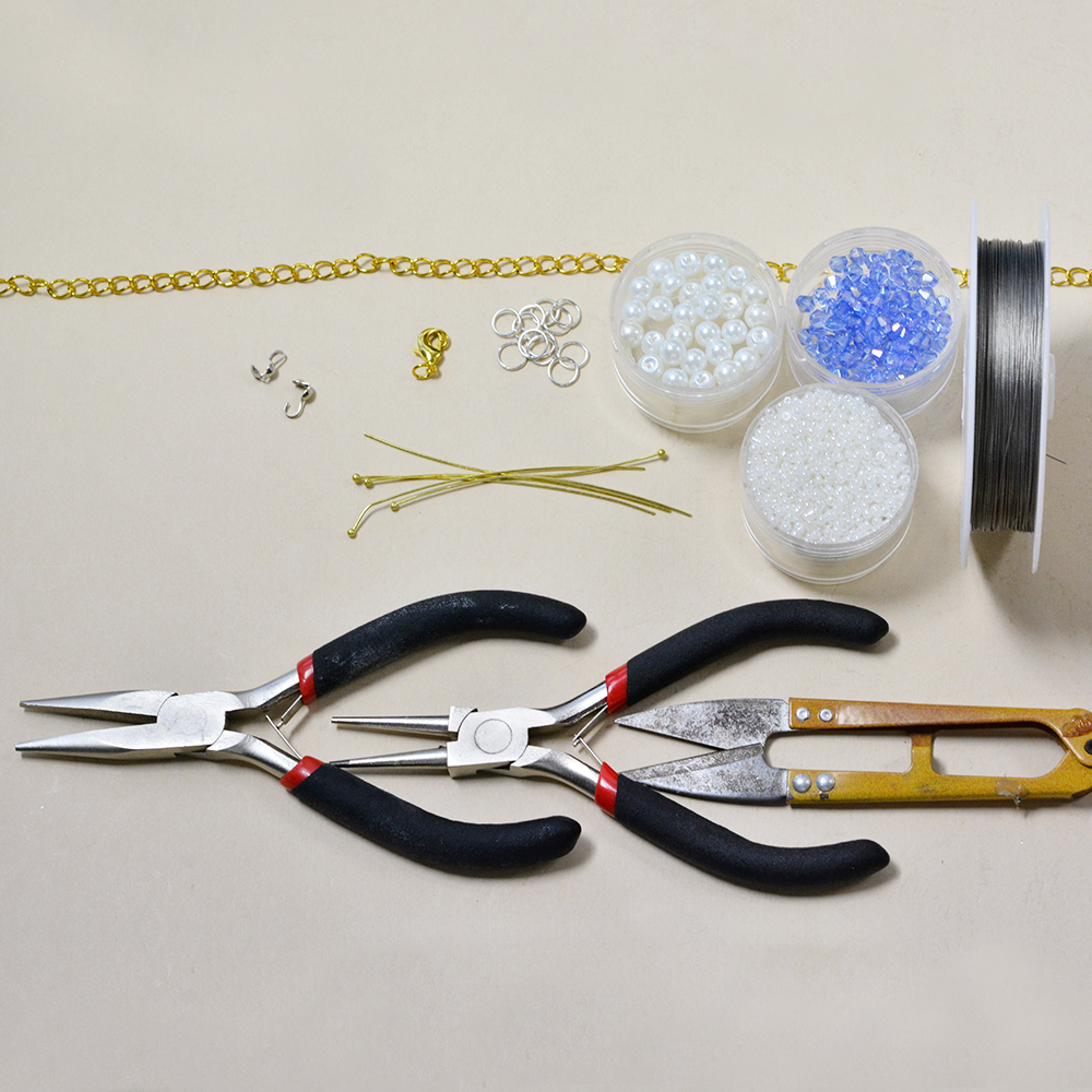 Blaue Quastenkette mit Goldketten und Perlen