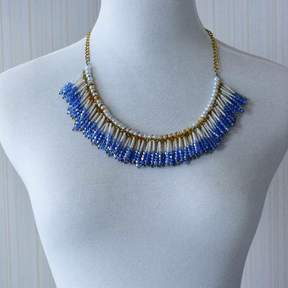 Blaue Quastenkette mit Goldketten und Perlen