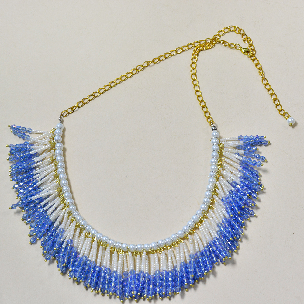 Blaue Quastenkette mit Goldketten und Perlen