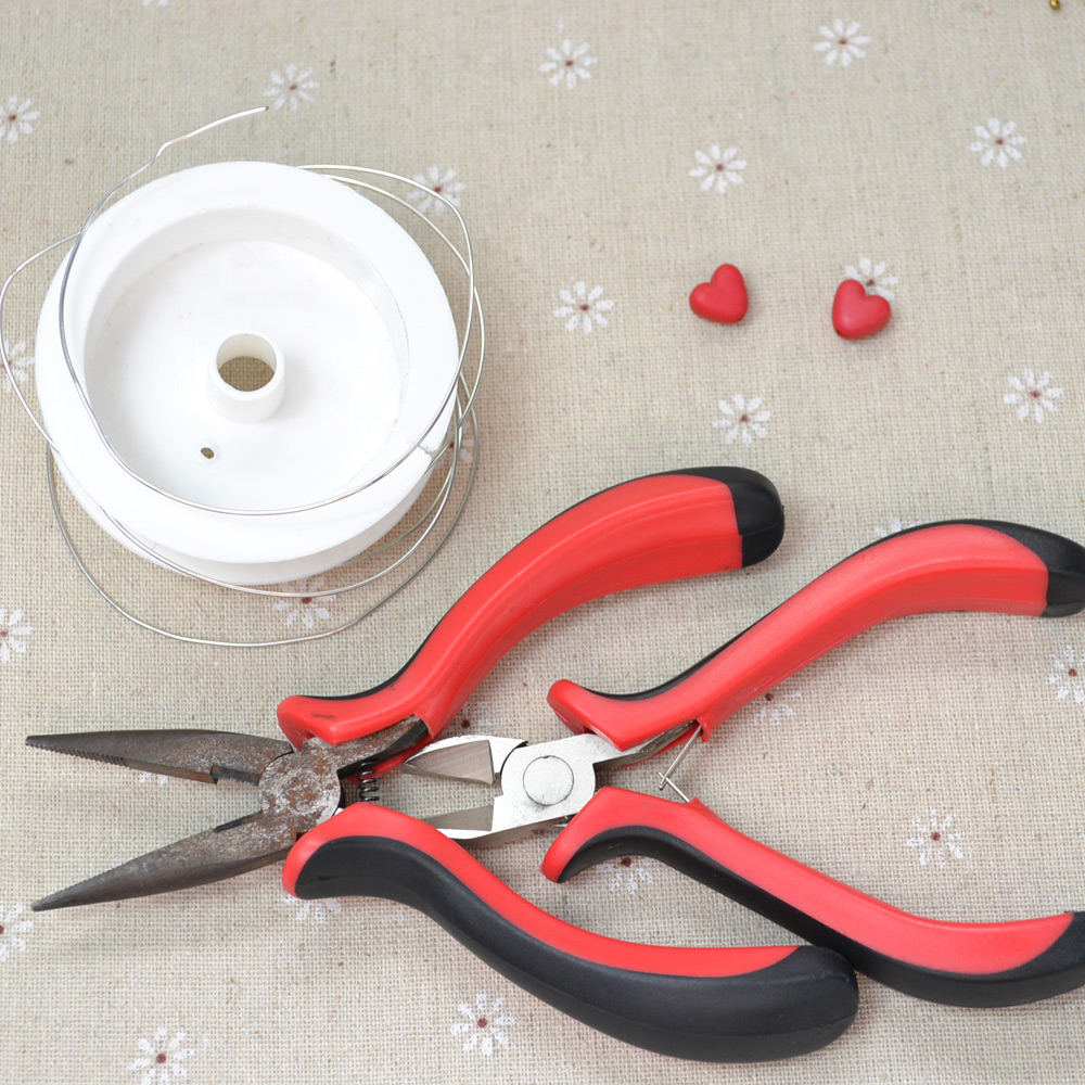 Кольцо из бисера в форме сердца, обернутое проволокой