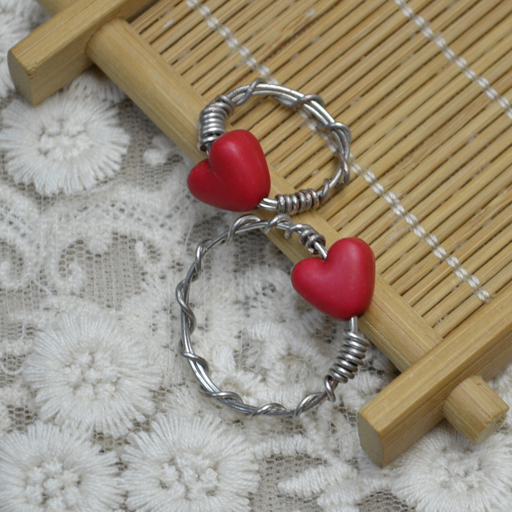 Кольцо из бисера в форме сердца, обернутое проволокой