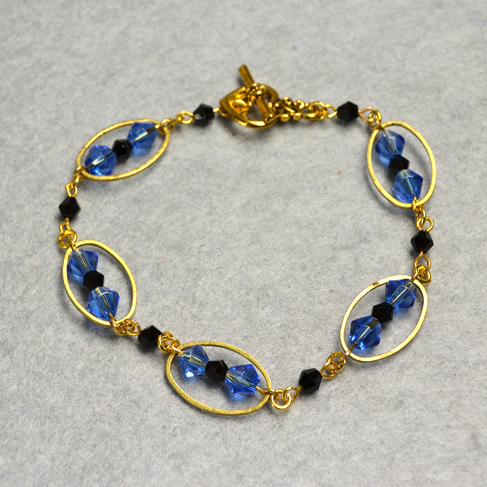 Браслет из стеклянных бусин и овальных звеньев-1