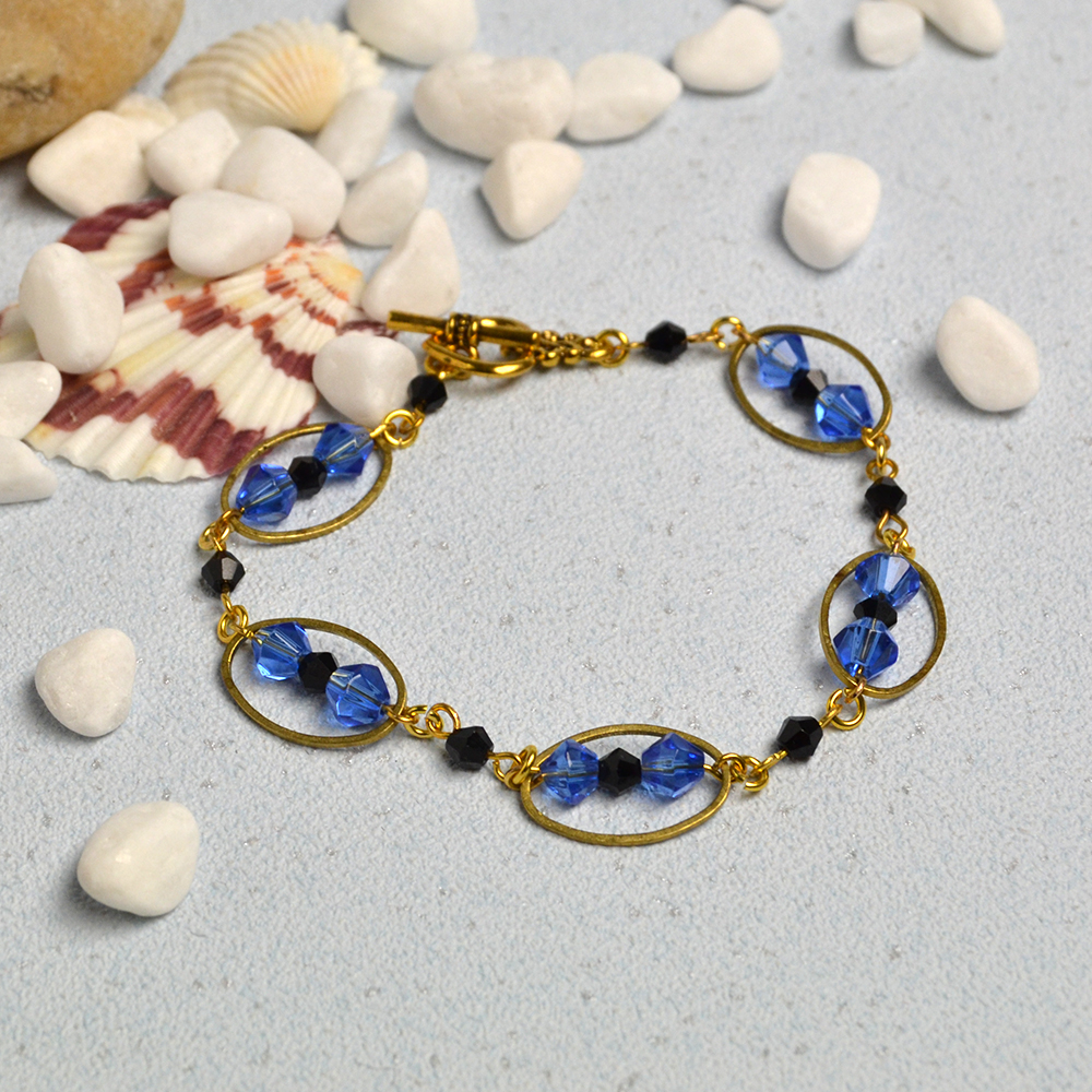 Браслет из стеклянных бусин и овальных звеньев-5