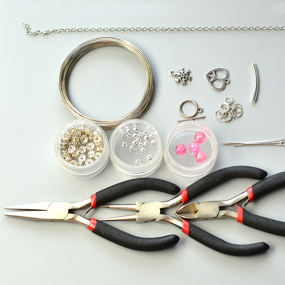 Armband mit tibetischen Crackle-Glasperlen und Herzanhängern