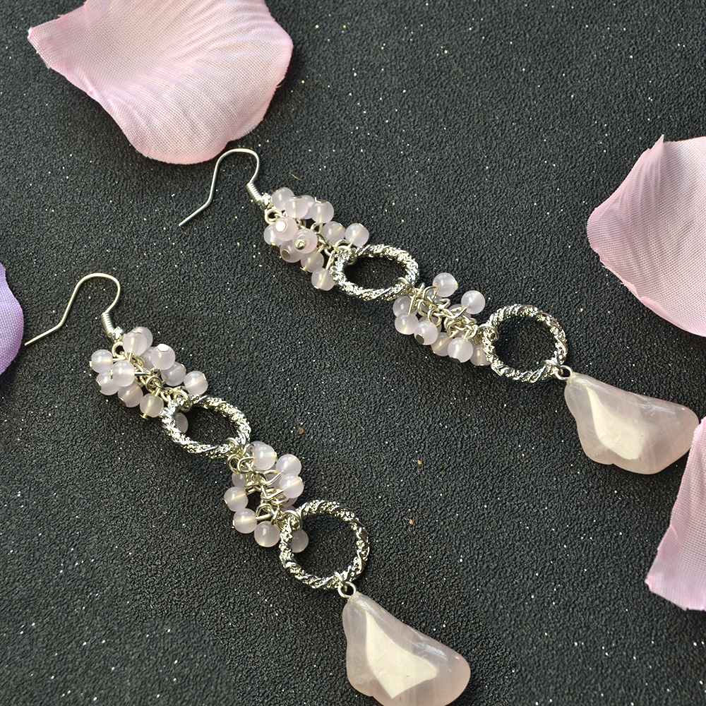 ピンクの宝石のダングルイヤリング