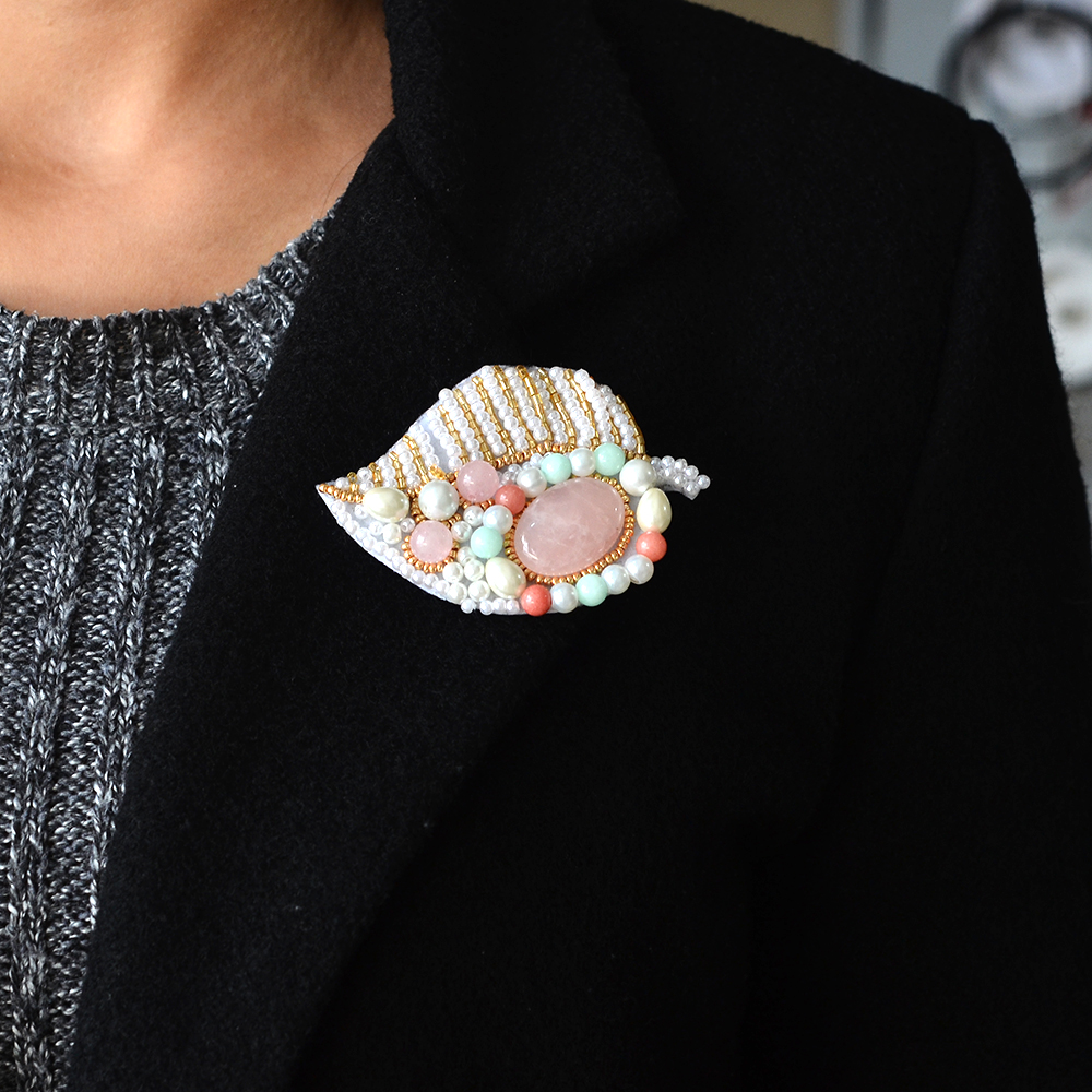 Брошь в форме листа из бисера-8