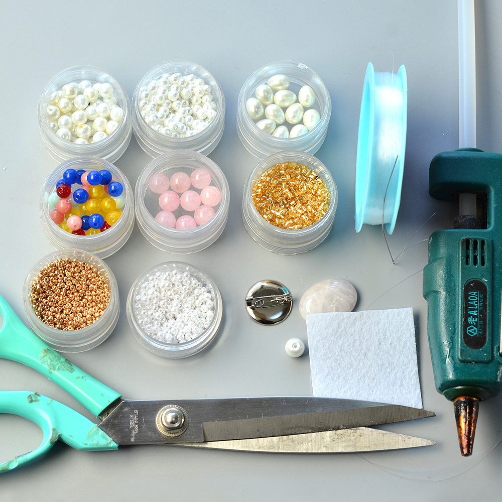 Брошь в форме листа из бисера-2