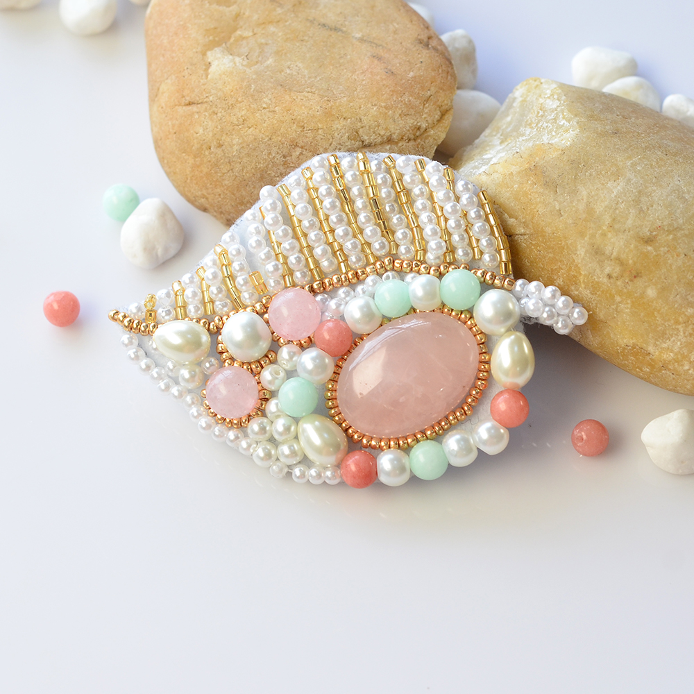 Брошь в форме листа из бисера-1