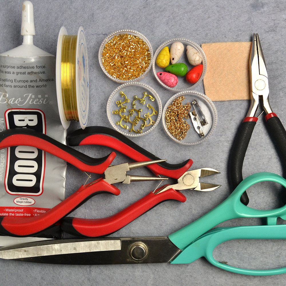 Брошь в виде облака с бирюзовыми бусинами