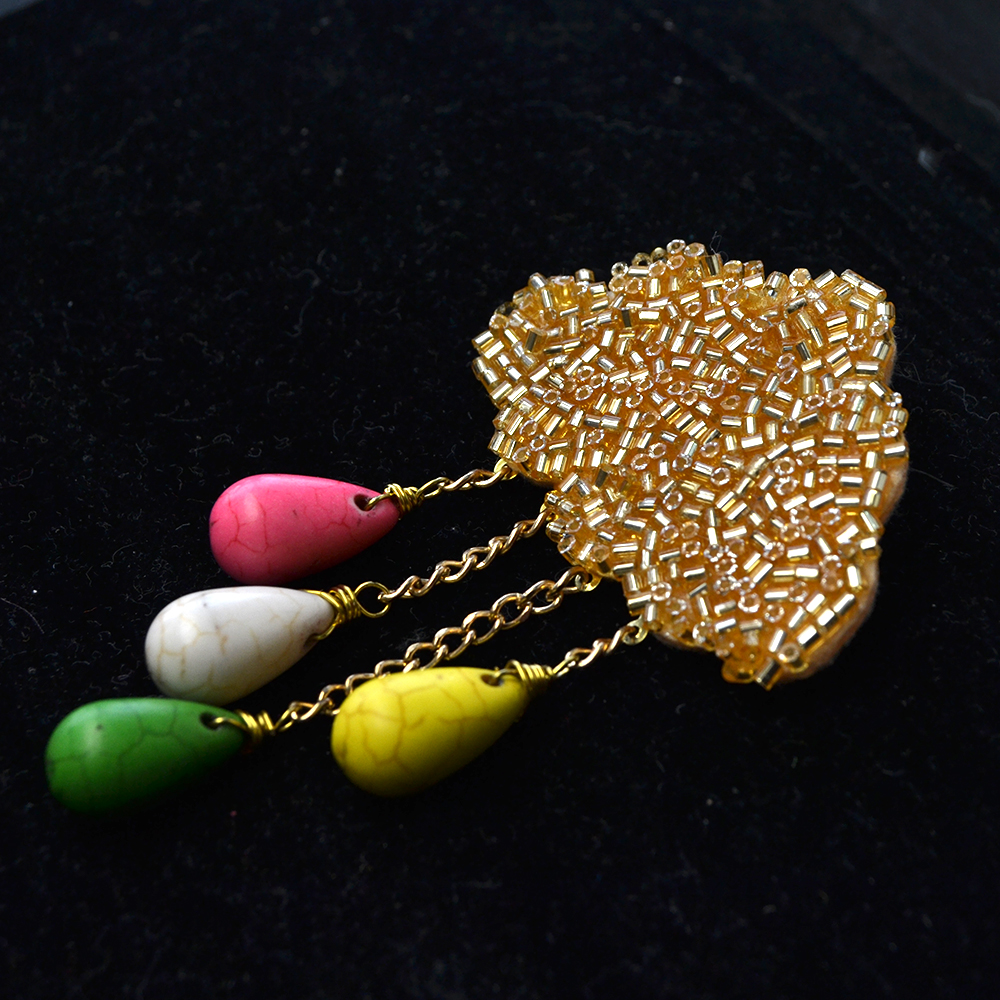 Брошь в виде облака с бирюзовыми бусинами