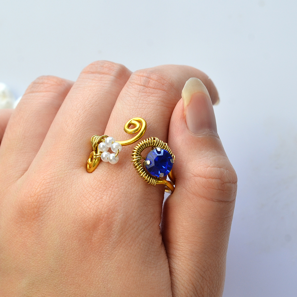 Anillo envuelto en alambre de cuentas de montee de rhinestone