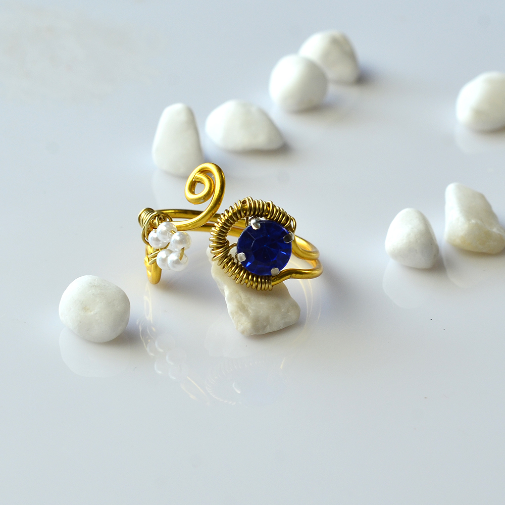 Anillo envuelto en alambre de cuentas de montee de rhinestone