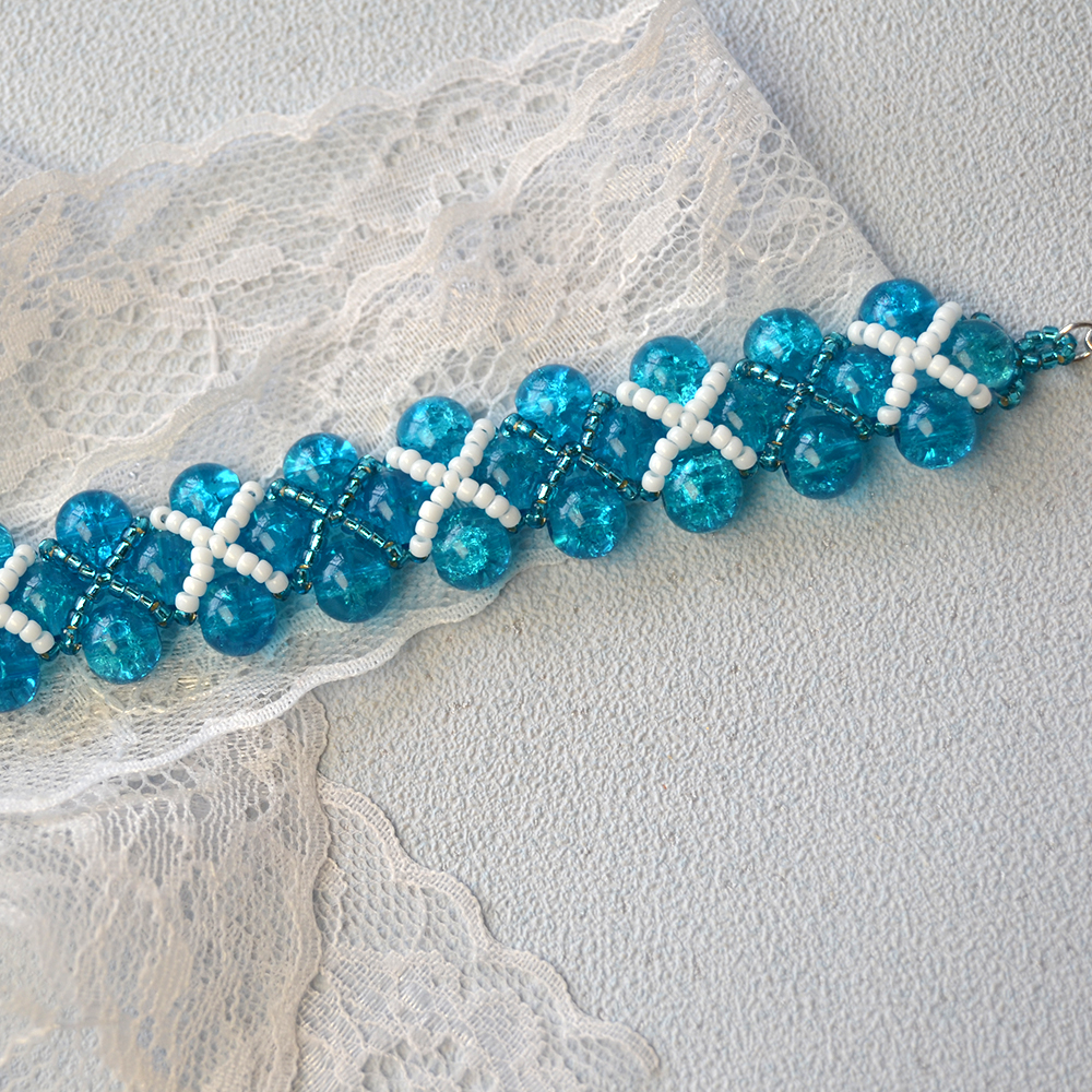 Браслет из стеклянных бусин с синим кракелем-7