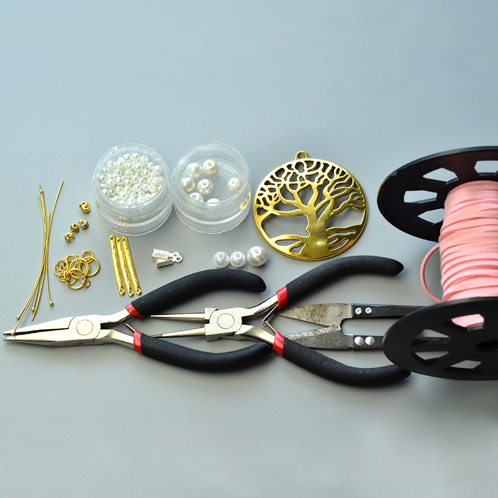 Ожерелье с подвесками из шнура из искусственной замши и жемчужных бусин-2