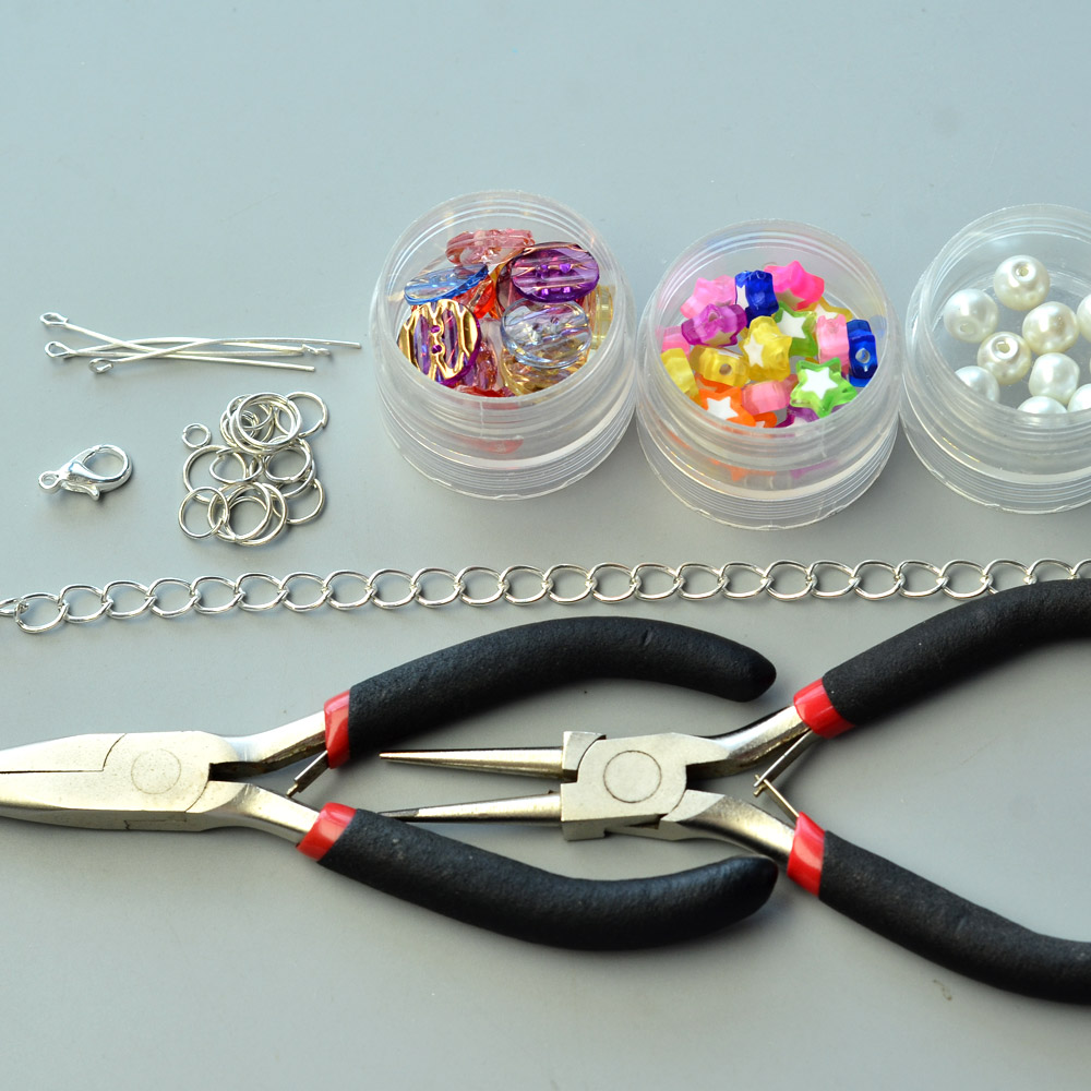 Браслет из акриловых бусин и пуговиц со звездами-2