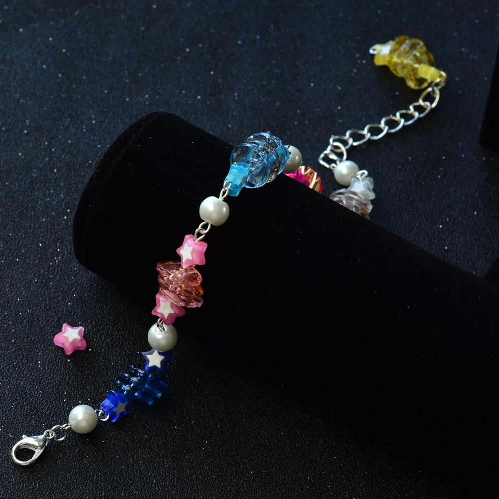 Браслет из акриловых бусин и пуговиц со звездами-6