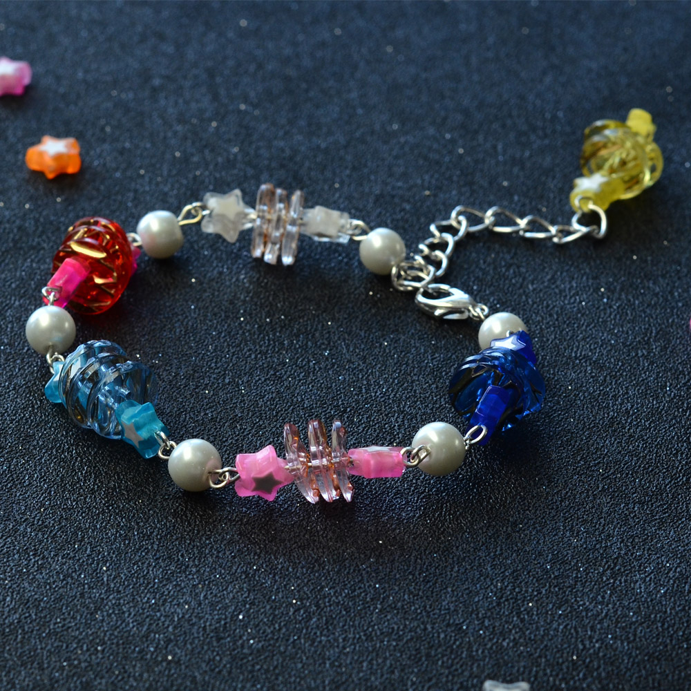 Браслет из акриловых бусин и пуговиц со звездами-1