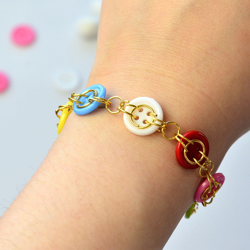 Armband mit Acrylknöpfen und Biegeringen