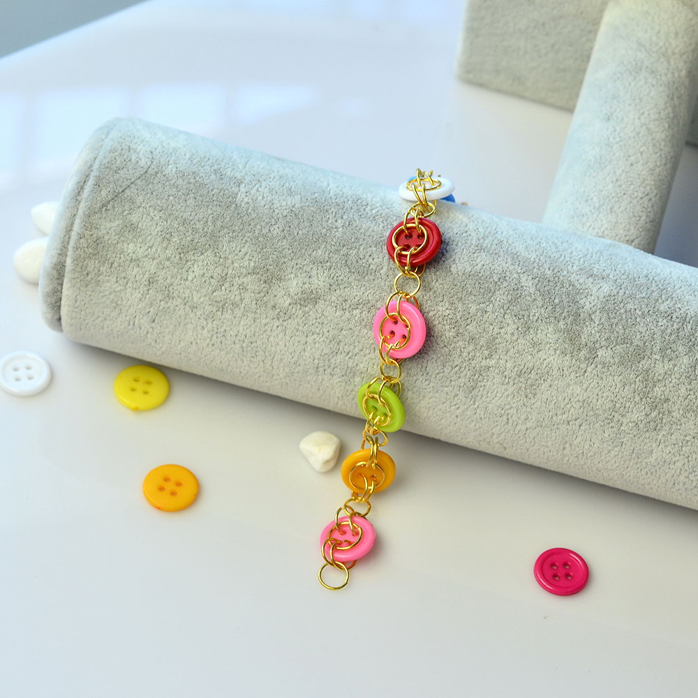 Armband mit Acrylknöpfen und Biegeringen
