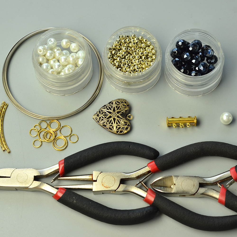 Браслет из трехниточных жемчужных бусин с полым медальоном в форме сердца-2