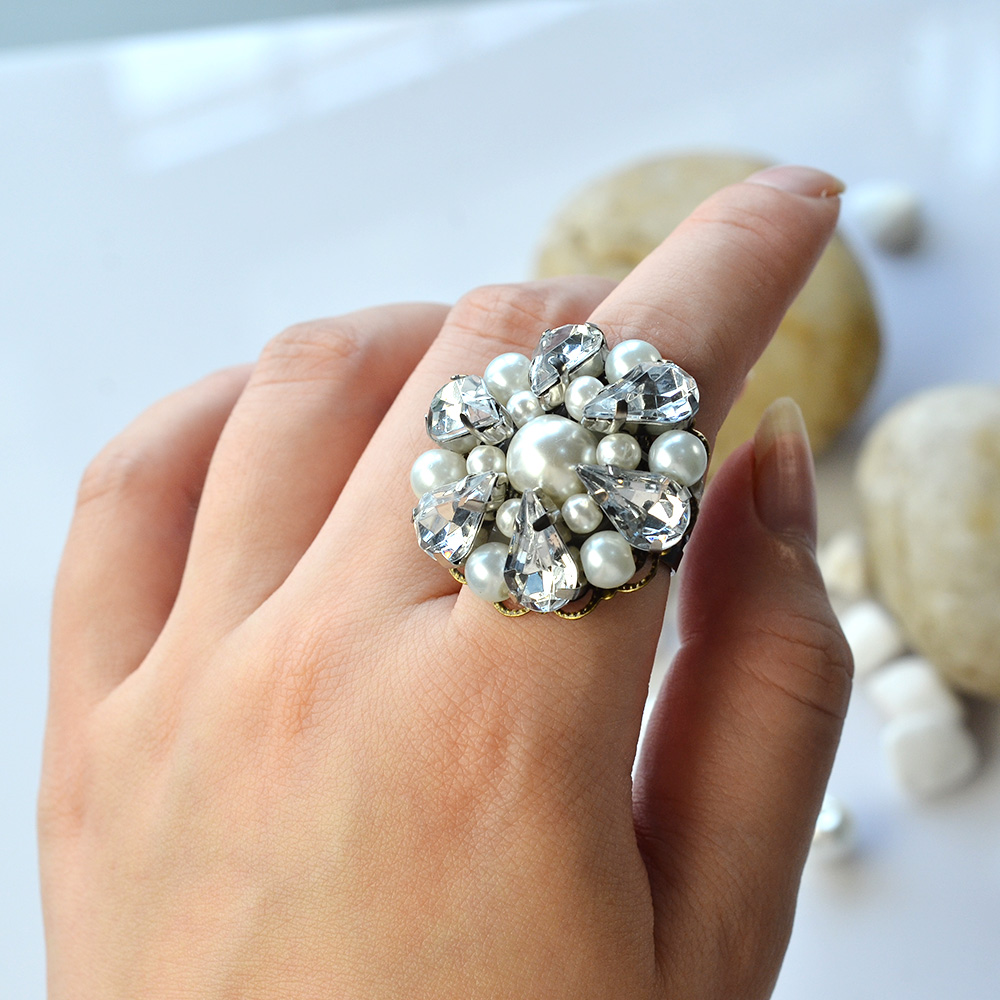 Кольцо из жемчужных бусин и бусин со стразами-1