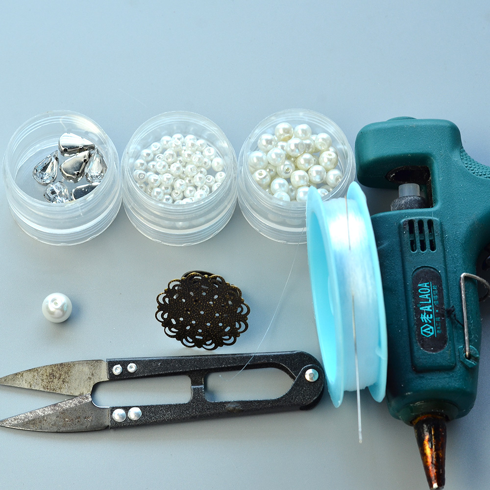 Кольцо из жемчужных бусин и бусин со стразами-2