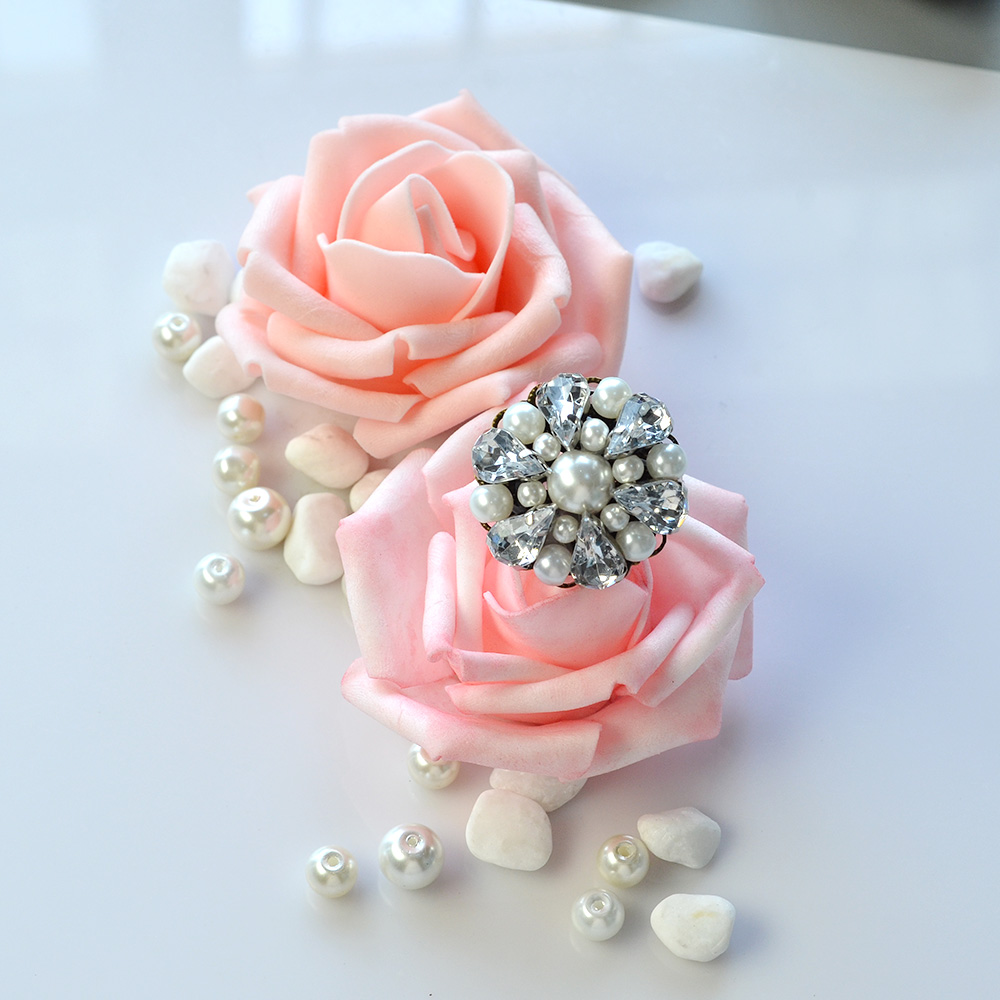 Кольцо из жемчужных бусин и бусин со стразами-6