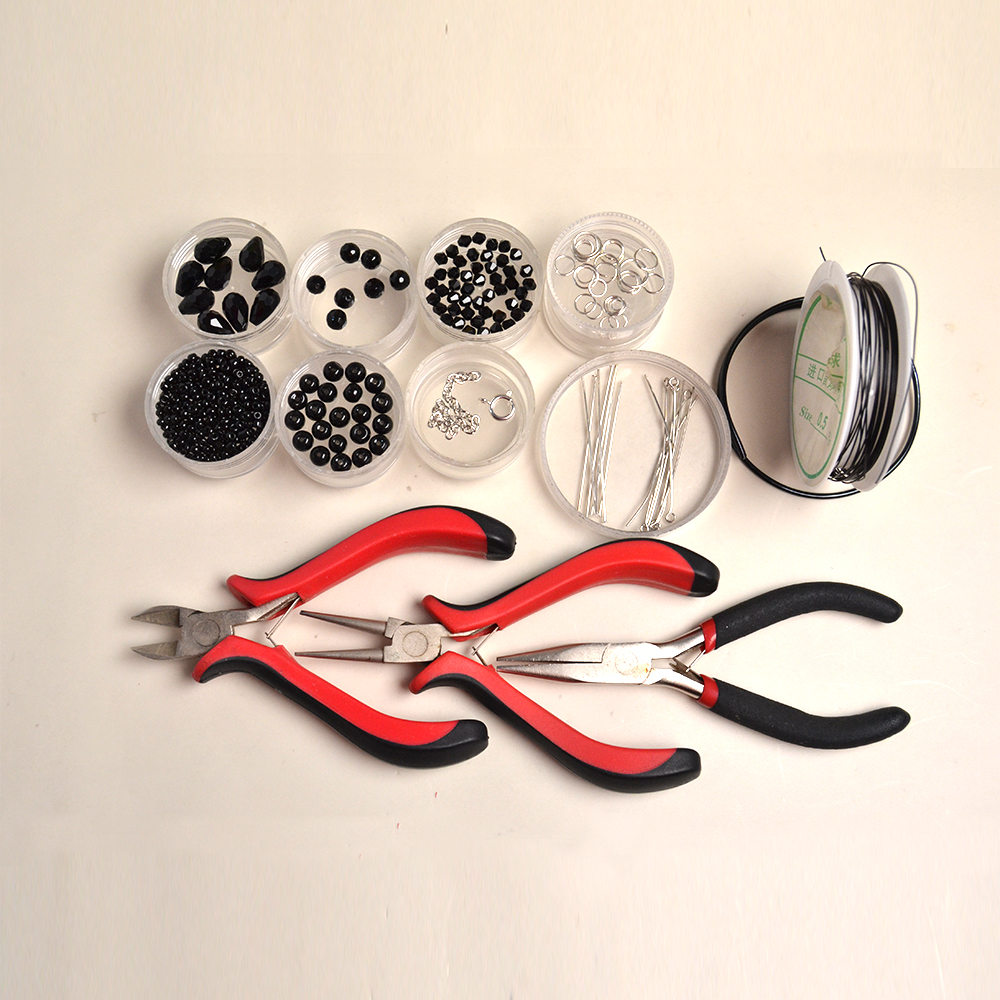 Ожерелье с подвеской в виде летучей мыши из проволоки и черными бусинами-2