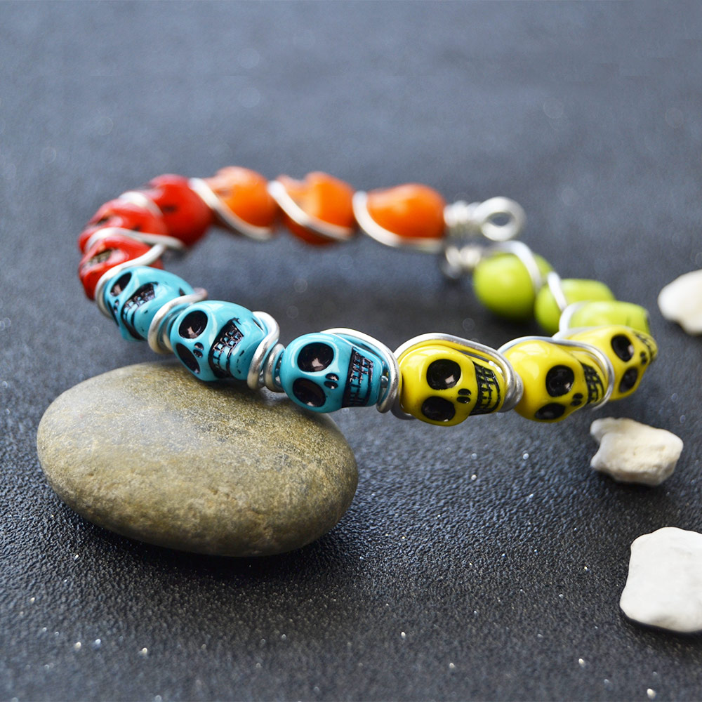 Браслет из акриловых бус с черепом в проволочной оплетке-1