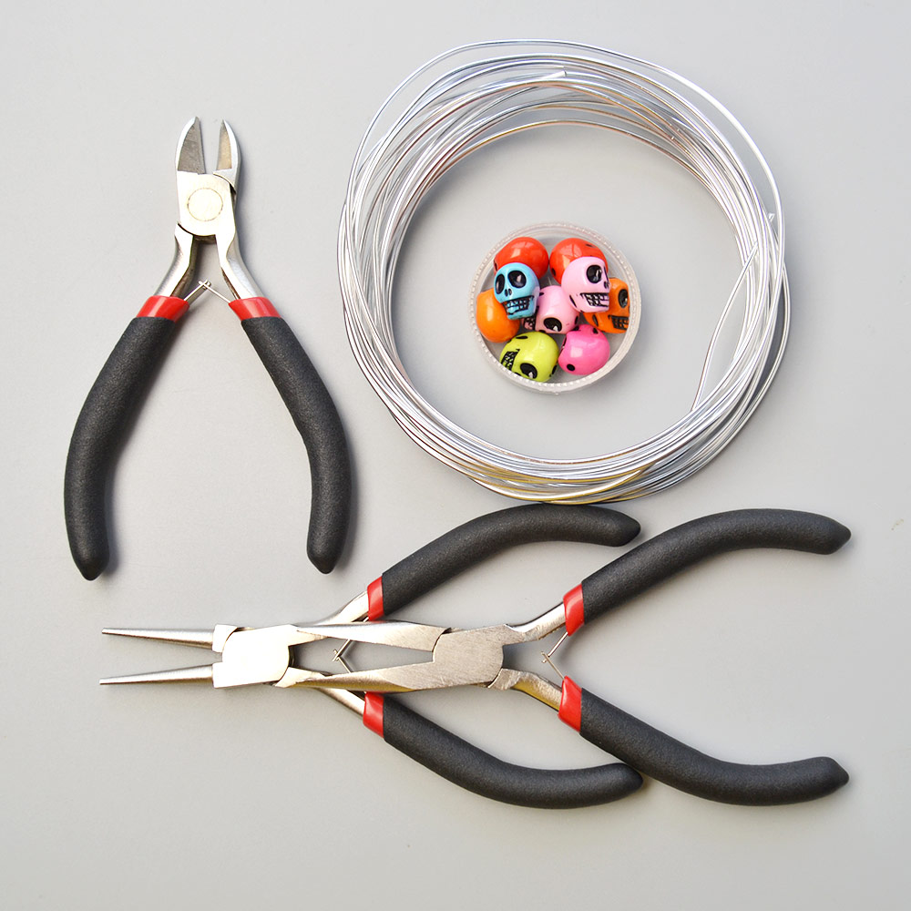 Браслет из акриловых бус с черепом в проволочной оплетке-2