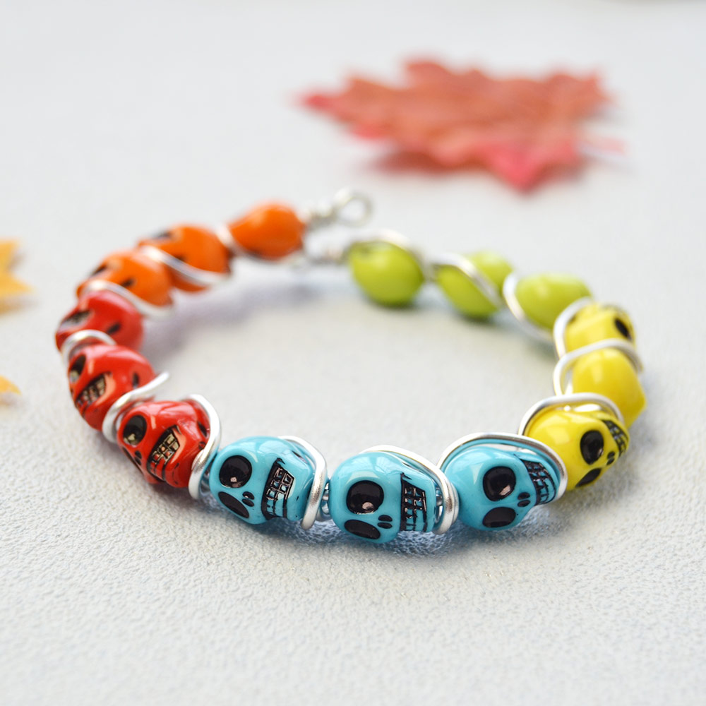 Браслет из акриловых бус с черепом в проволочной оплетке-4