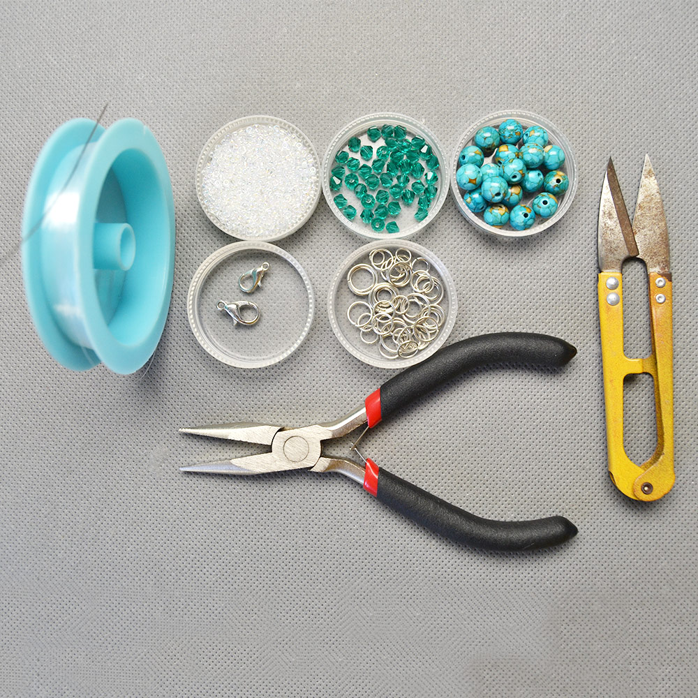 Нежный браслет из бирюзового бисера