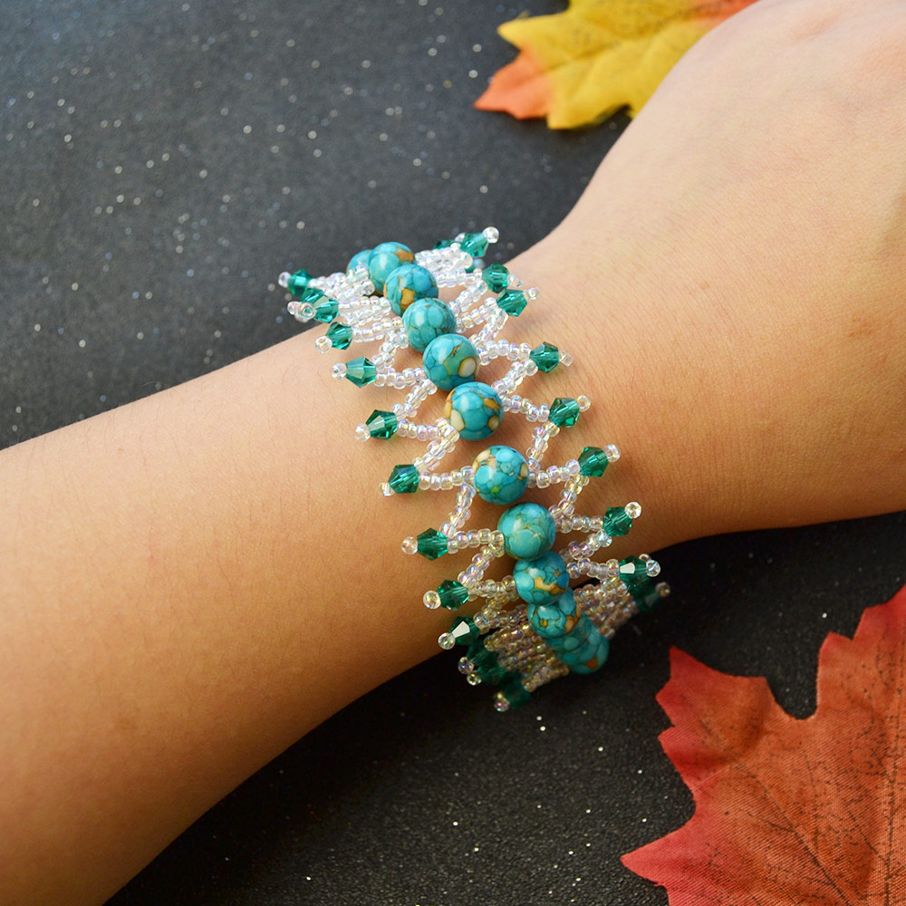 Нежный браслет из бирюзового бисера