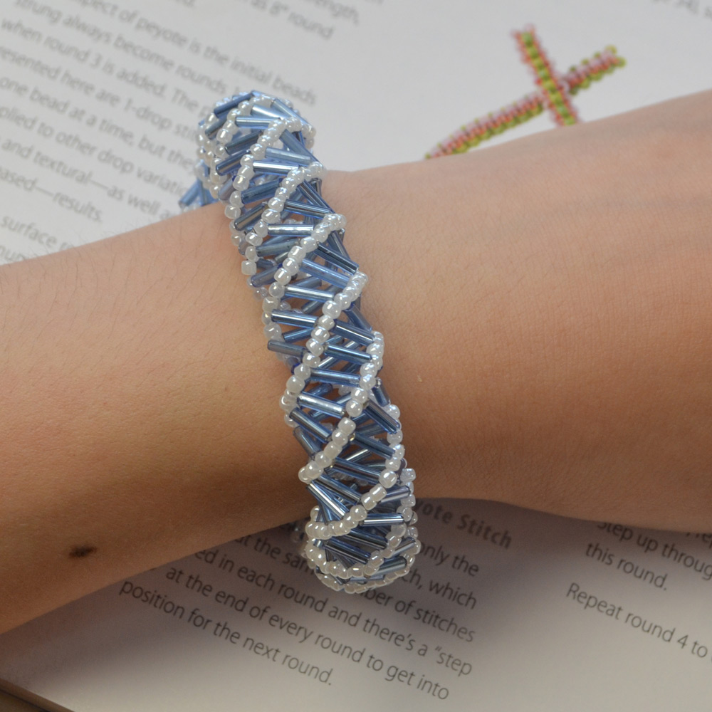 Спиральный браслет из стекляруса и стежка