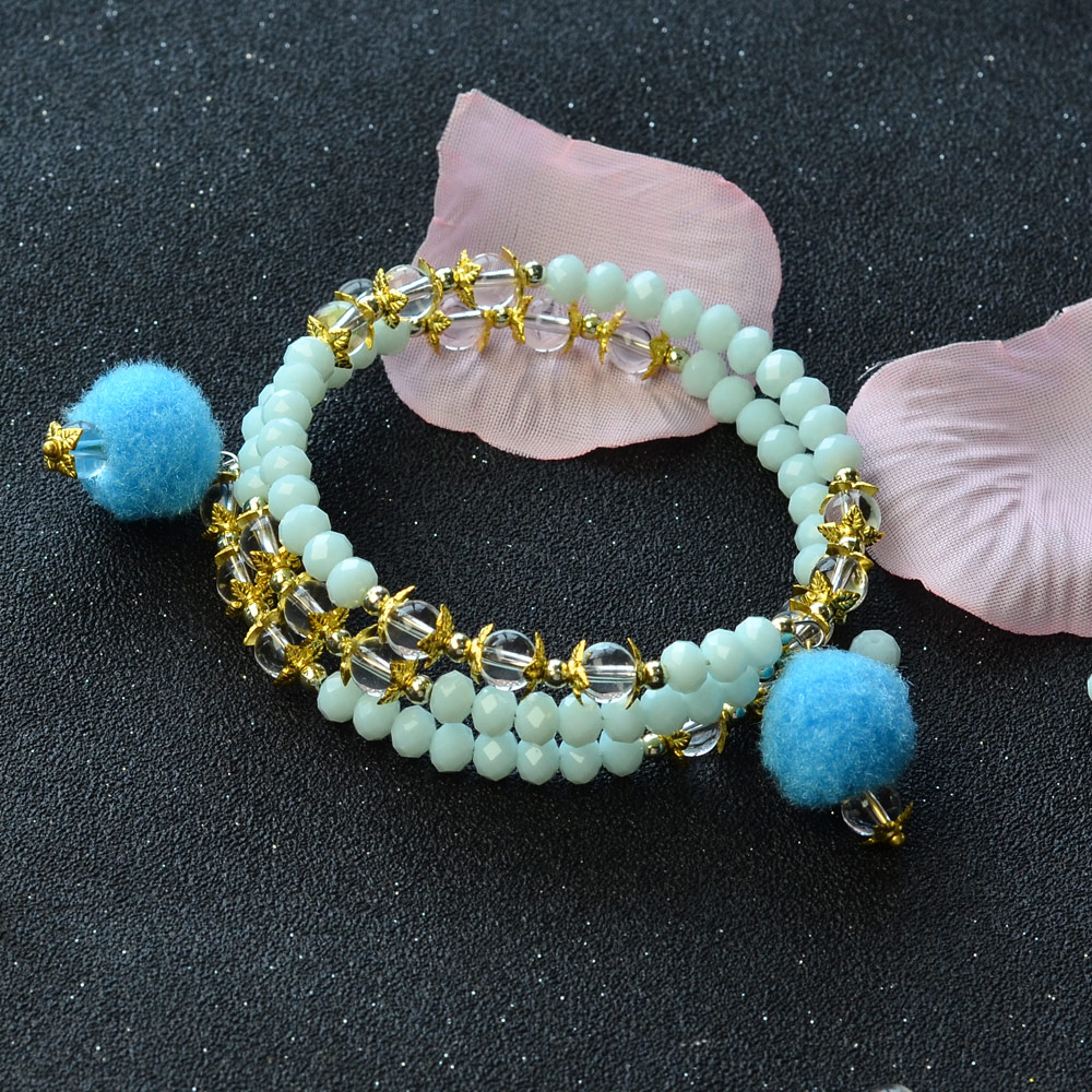 Браслет из бирюзовых стеклянных бусин с подвесками-помпонами-1
