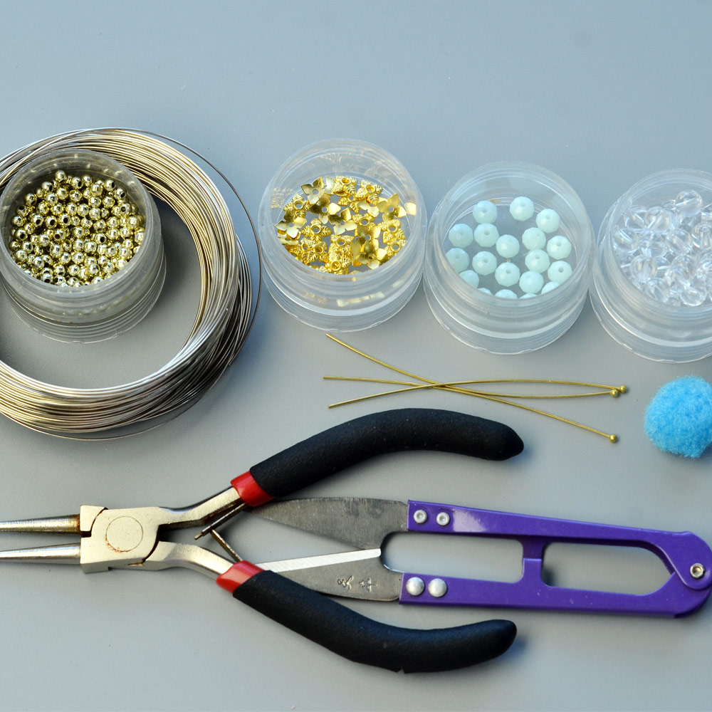 Браслет из бирюзовых стеклянных бусин с подвесками-помпонами-2