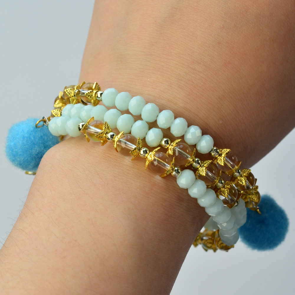 Браслет из бирюзовых стеклянных бусин с подвесками-помпонами-4