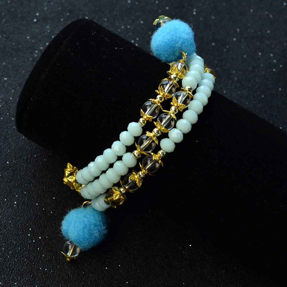 Браслет из бирюзовых стеклянных бусин с подвесками-помпонами-5