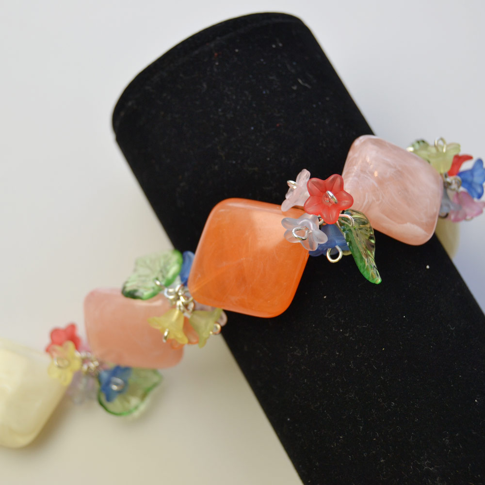 Браслет из акриловых бусин с имитацией драгоценного камня в виде ромба-1